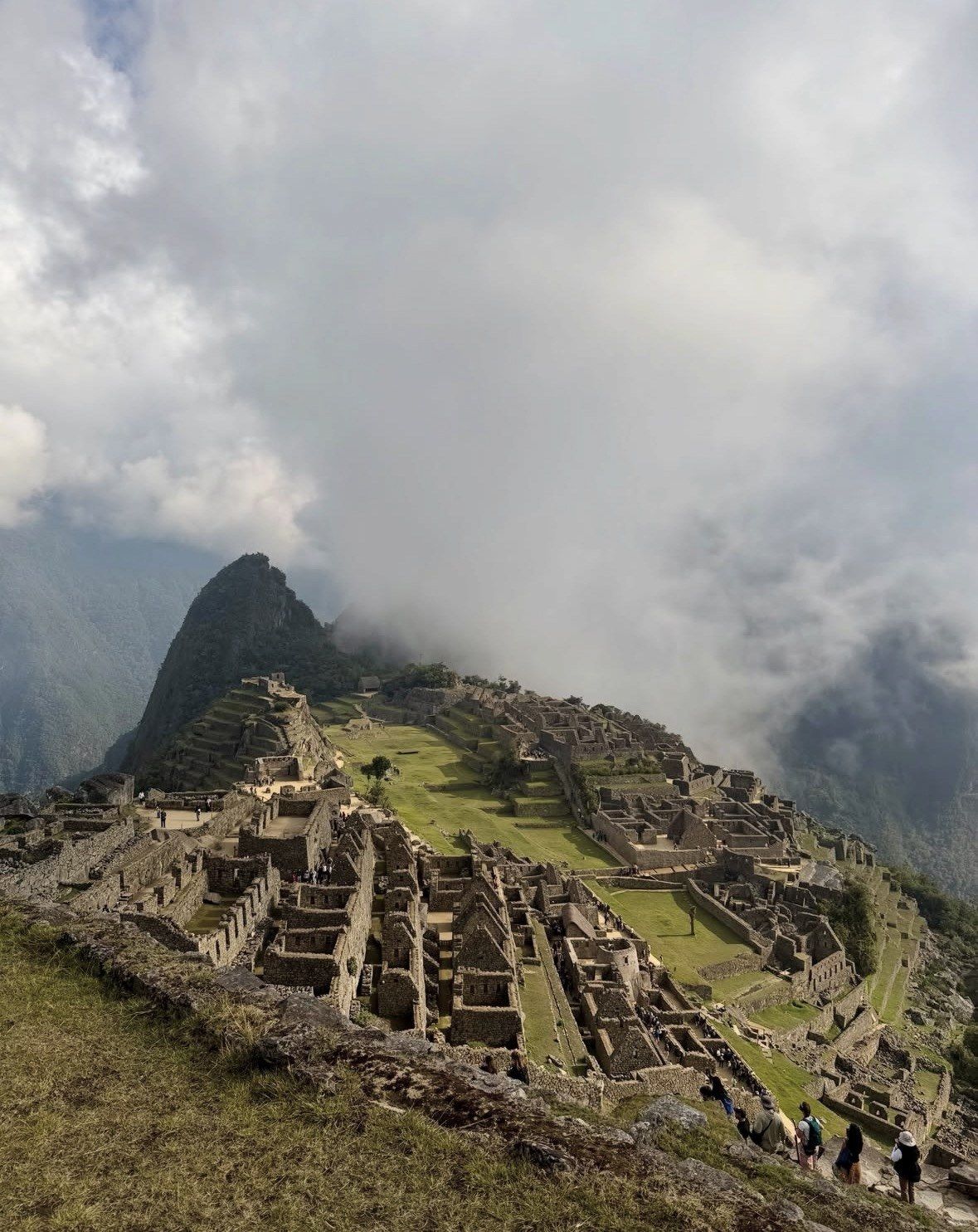 Low clouds rolling across the citadel while visitors walk the ridge